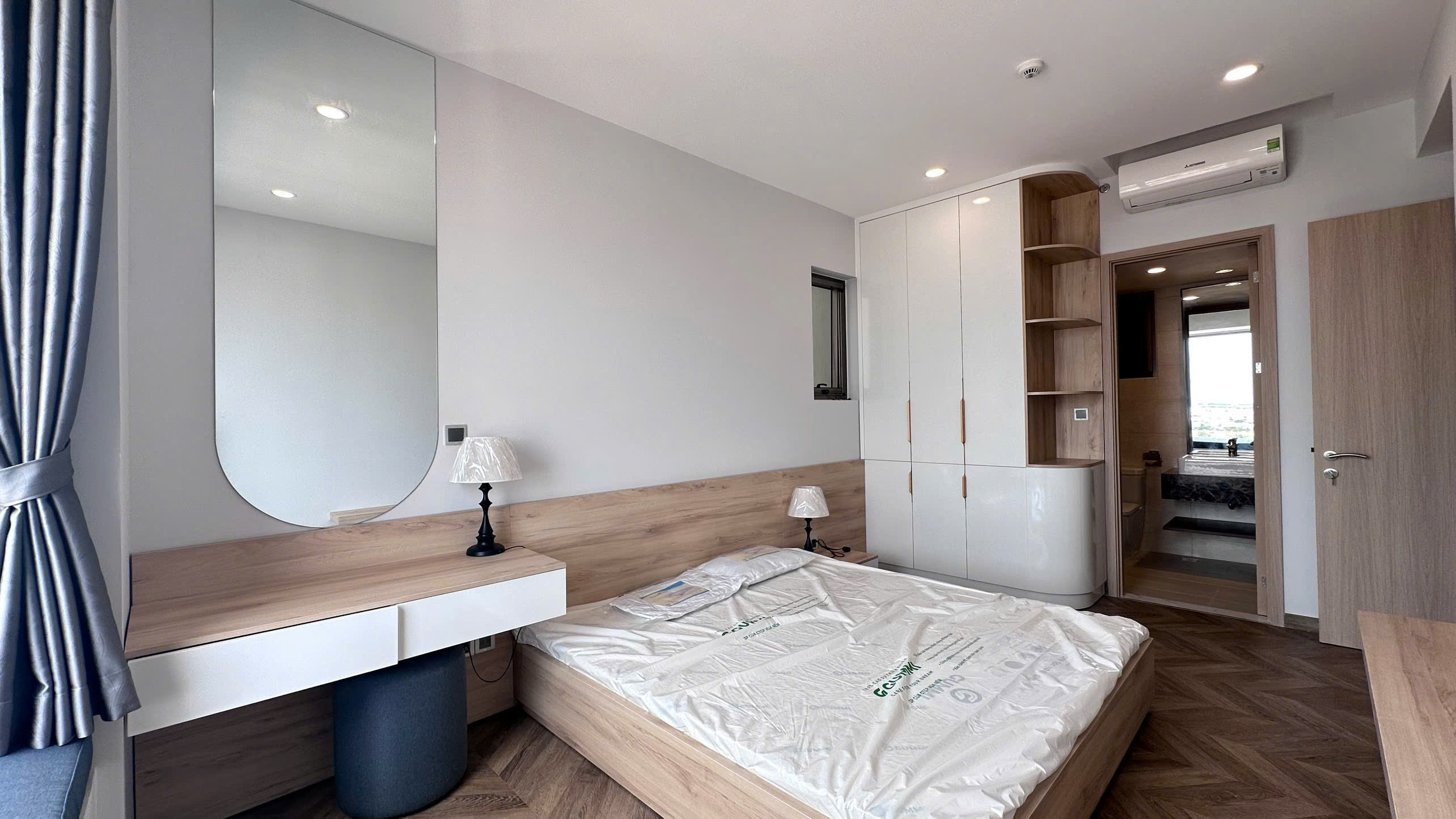 Cho thuê căn hộ Midtown M8, phú mỹ hưng, quận 7. Diện tích: 88n, 2 phòng ngủ, 2wc. Nội thất cao cấp, nhà đẹp, có ô xe hầm. Gía chỉ 35tr/ tháng. Qúy khách xem nhà liên hệ: hotline Ngọc Thư - 10777