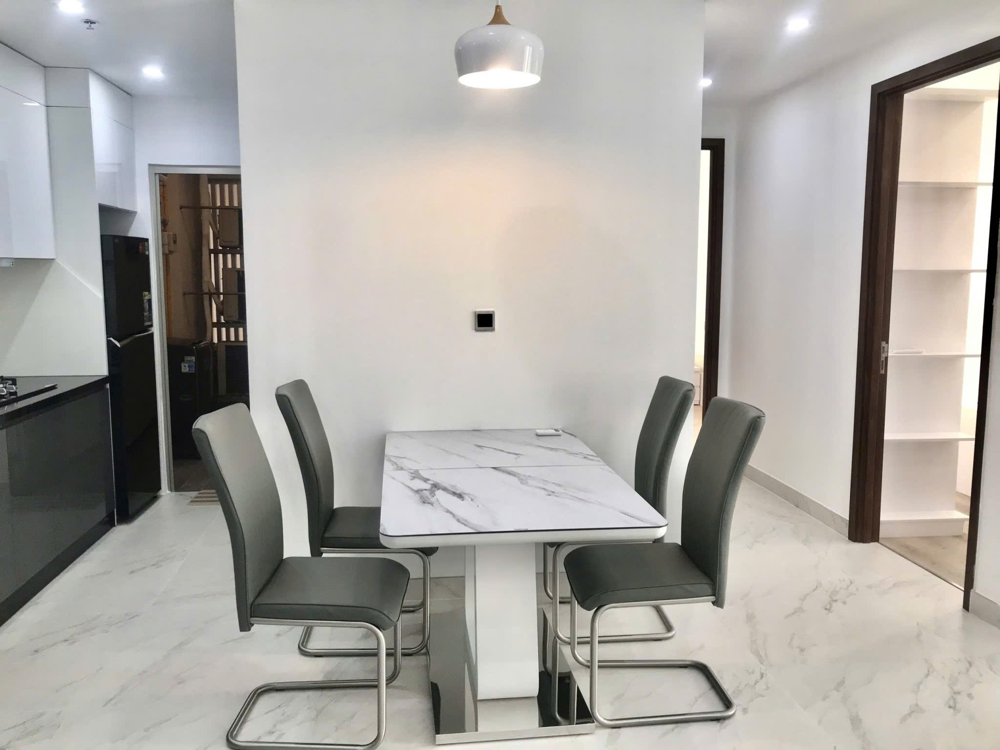 Cho thuê căn hộ Midtown M7, phú mỹ hưng, quận 7. Diện tích: 82m, 2 phòng ngủ, 2wc. Nội thất cao cấp, nhà đẹp, có ô xe hầm. Gía chỉ 28tr/ tháng. Qúy khách xem nhà liên hệ: hotline Ngọc Thư